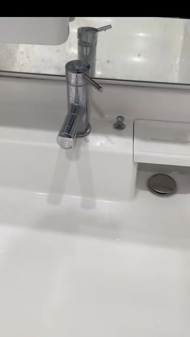 洗面台の水栓の取替をさせていただきました。