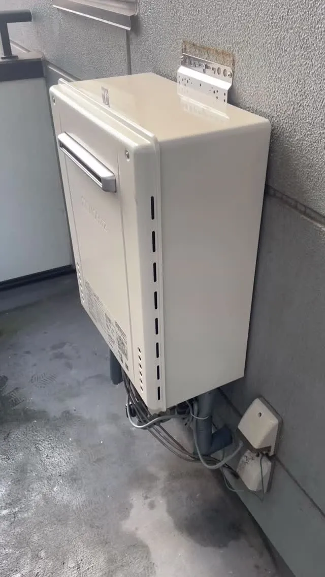 ガス給湯器の取替工事をさせていただきました。