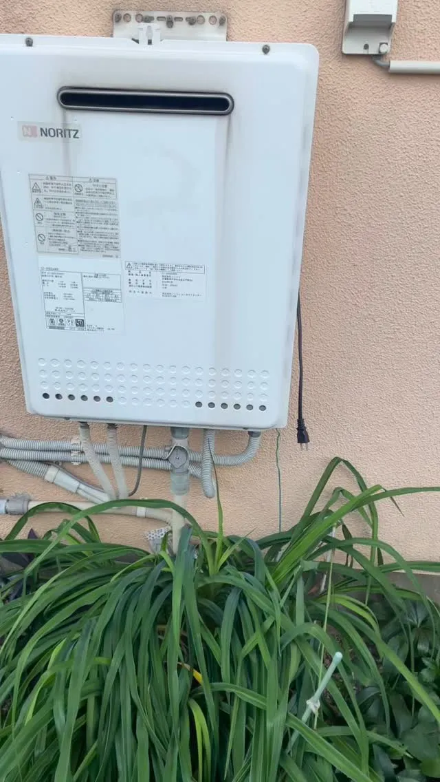 ガス給湯器の取替とレンジフードの取替をさせていただきました。